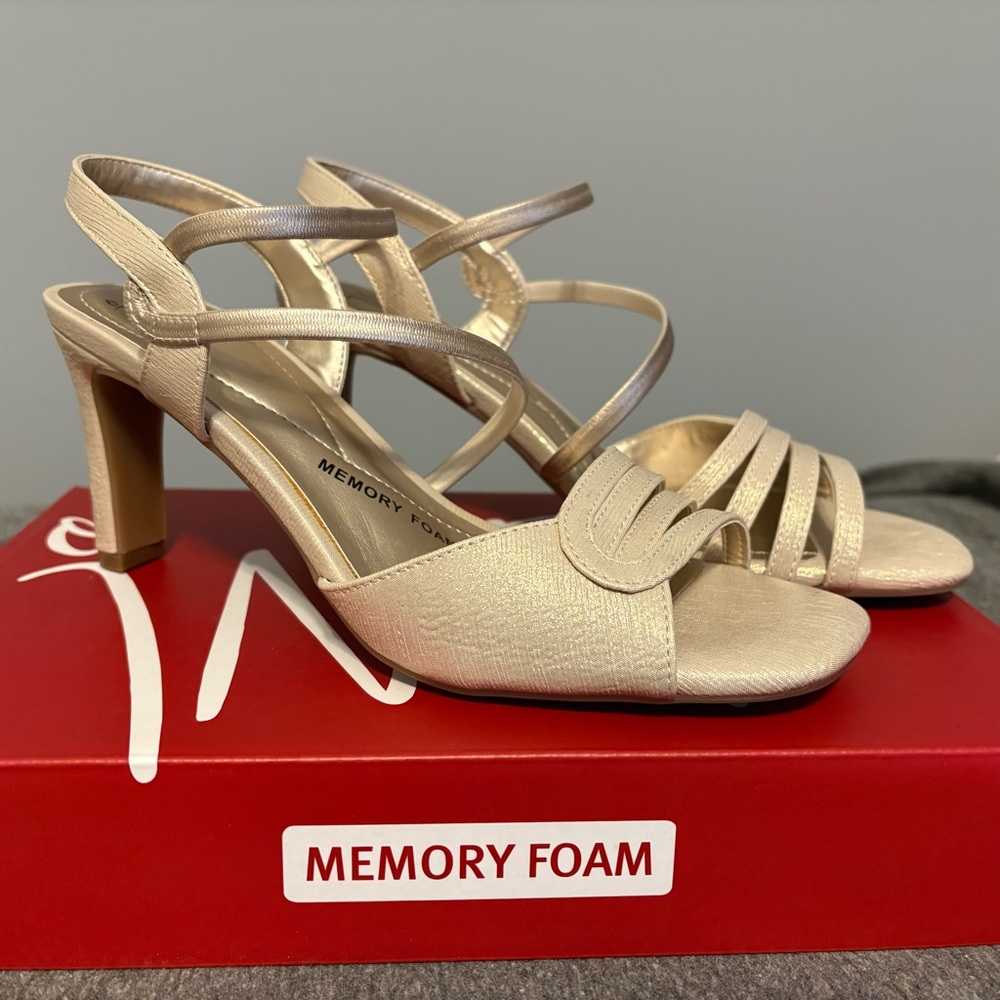 NIB Impo Vigee Strappy Heel in Champagne